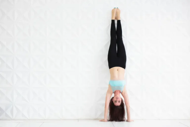 Tư thế trồng chuối yoga: Công dụng và cách tập luyện