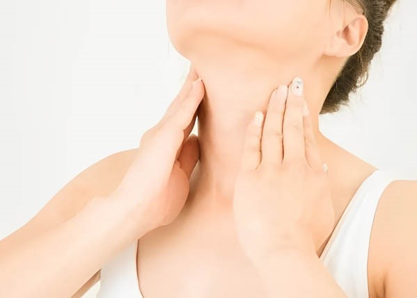 Thực hiện massage cổ hàng ngày