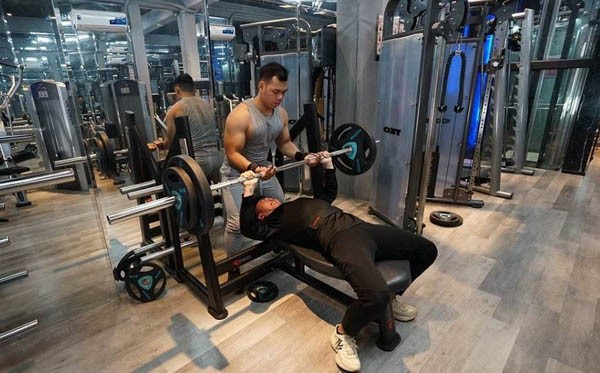 Tập gym có bị lùn không?