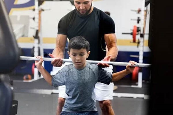 Tập gym ở tuổi dậy thì có bị lùn không?