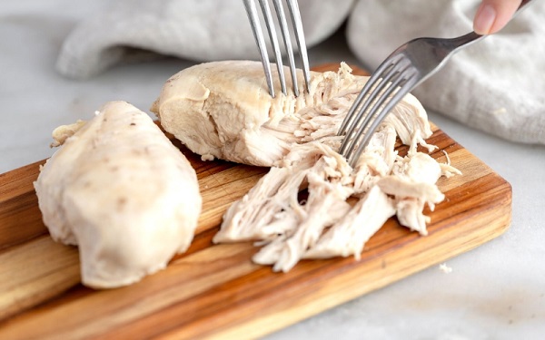 100g ức gà luộc chứa khoảng 30g protein