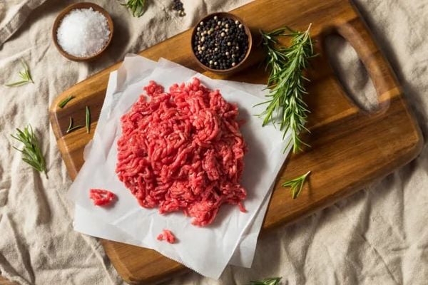 Thịt bò xay nạc  sẽ có lượng protein cao hơn thịt bò xay có nhiều mỡ 