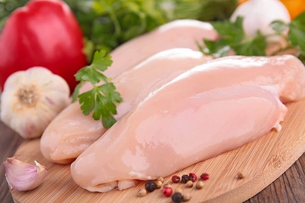 500g ức gà sống, lượng protein sẽ rơi vào khoảng 125-150g