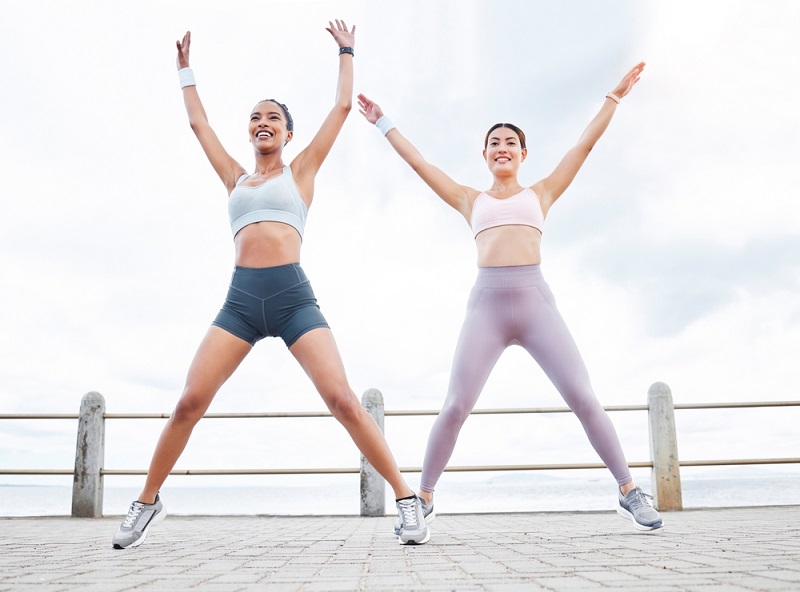 Kết hợp Jumping Jacks và nhảy dây